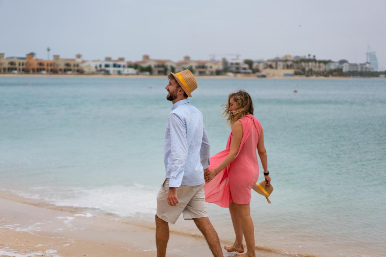 فندق Andaz Dubai The Palm, By Hyatt المظهر الخارجي الصورة Tourists on the beach of El Alamein